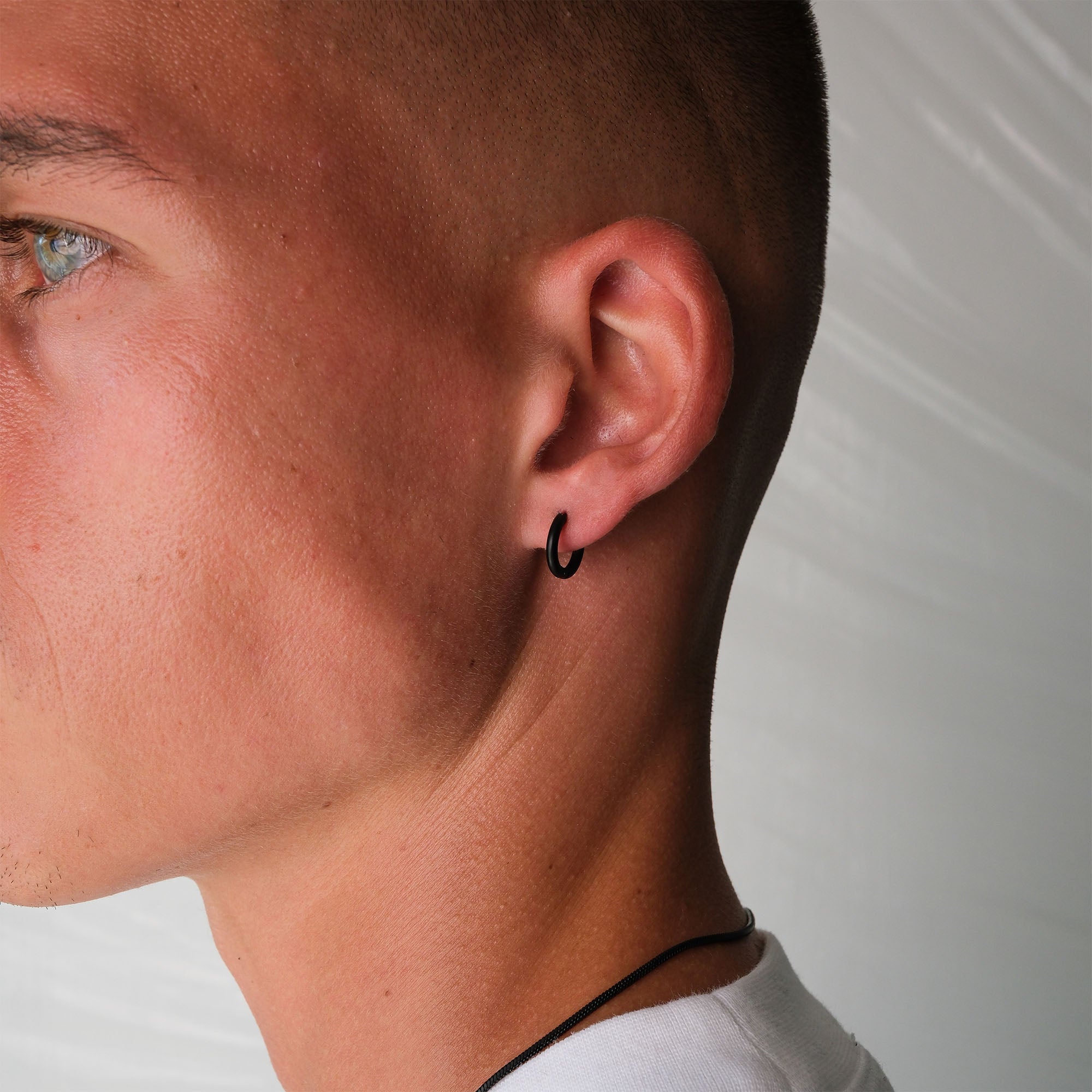 K12 - BLACK ROUND CREOLES - 2MM